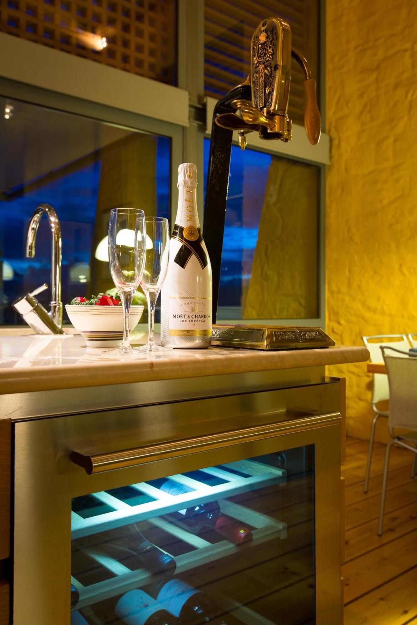 Beachfront Ravdoucha Epavlis Eleni Villa - Pool, Hot Tub, Gym, Sauna, Private Parking, Wifi Ханья Экстерьер фото